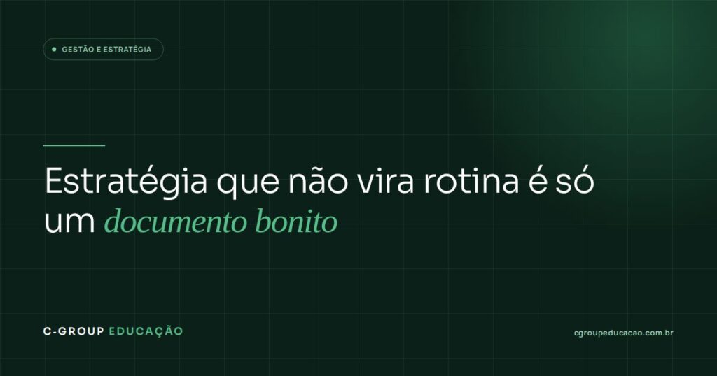 Arte editorial verde-escura com o título do artigo sobre estratégia que não vira rotina