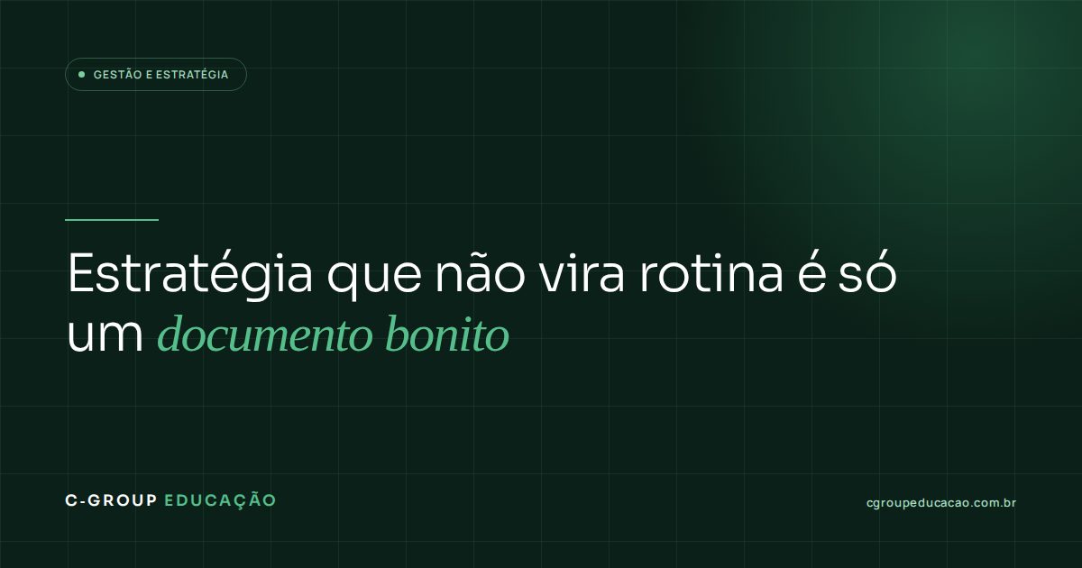 Arte editorial verde-escura com o título do artigo sobre estratégia que não vira rotina